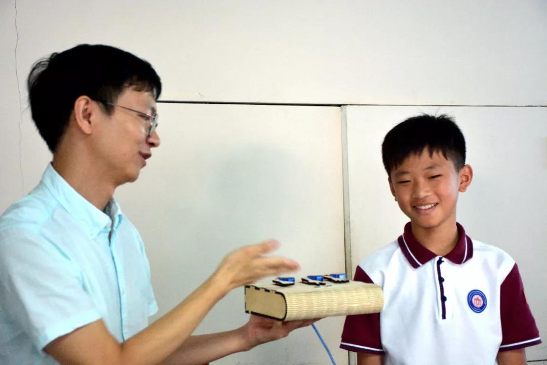模型拼搭、编程创作、拆装机器人...在清华大学深圳研究生探索机器人奥秘！