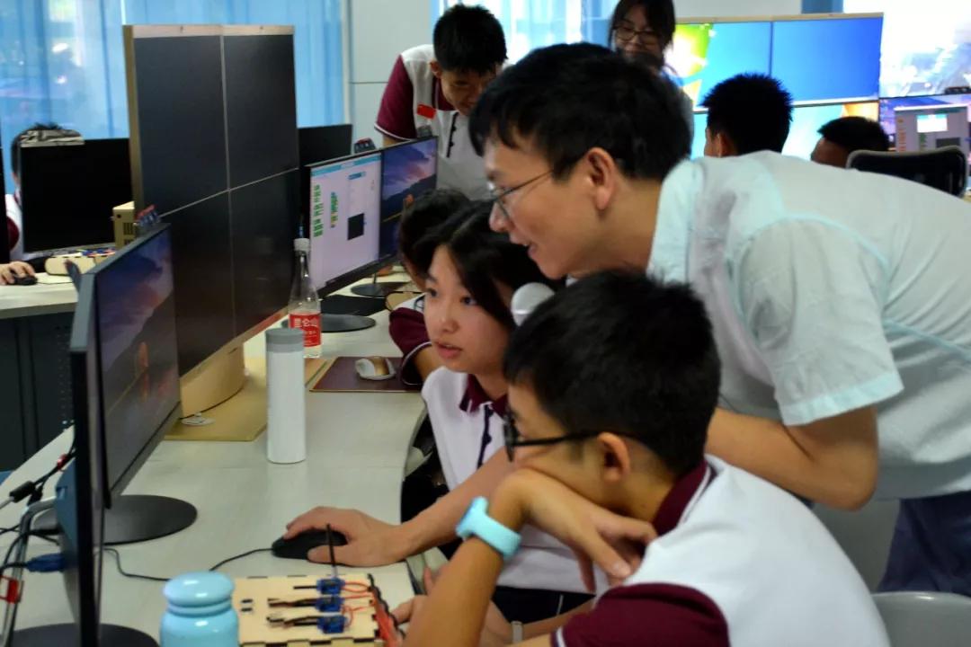 模型拼搭、编程创作、拆装机器人...在清华大学深圳研究生探索机器人奥秘！